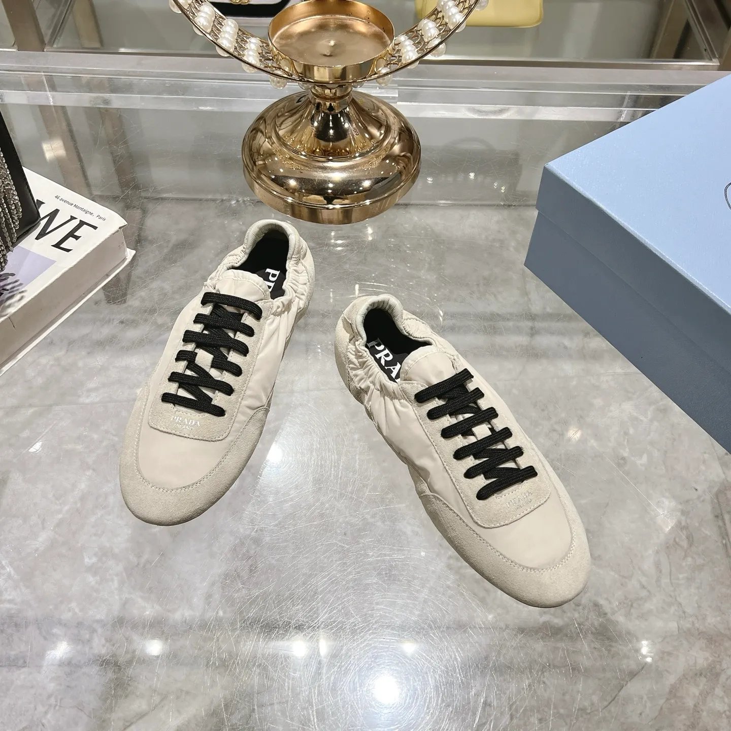👟👟Ex-factory price 520👟👟Men's size +10 Couple style🎆Prada's new moral training shoes. The upper is suede with texture, and the inner sheepskin is wrapped. It is soft and waxy🎆The insole is thickened with lambskin. It is extremely comfortable to step on, has a sense of support, and feels well wrapped. The shoe shape is full of wrapping, light and easy to wear. A practical casual shoe that makes your legs appear taller! White is clean and refreshing, needed all year round, and can be easily worn with skirts and pants. Upper: imported suede/original molded fabric. Lining: sheepskin. Outsole: rubber outsole! Code number: 35-41 Color: burgundy blue brown green dark green yellow black red gray 9 colors available